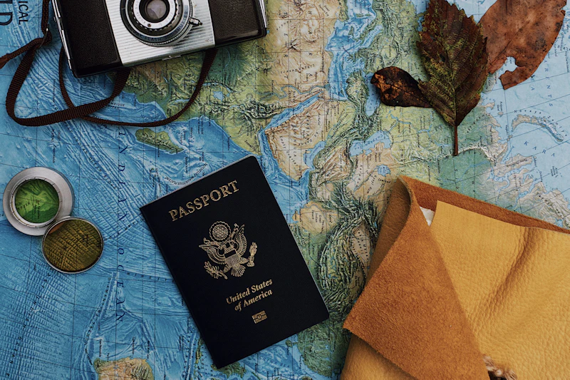 Mapa del mundo con cámara antigua, pasaporte y accesorios de viaje
