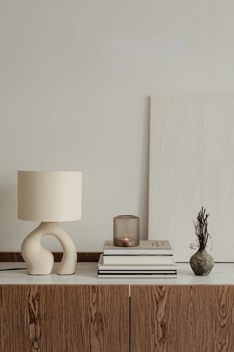Lámpara de mesa con base de cerámica y pantalla de tela